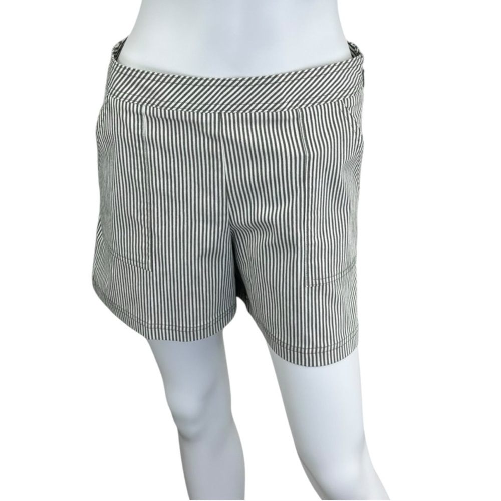 TRINA TURK NWT Green Striped Shorts Size 2 C0152